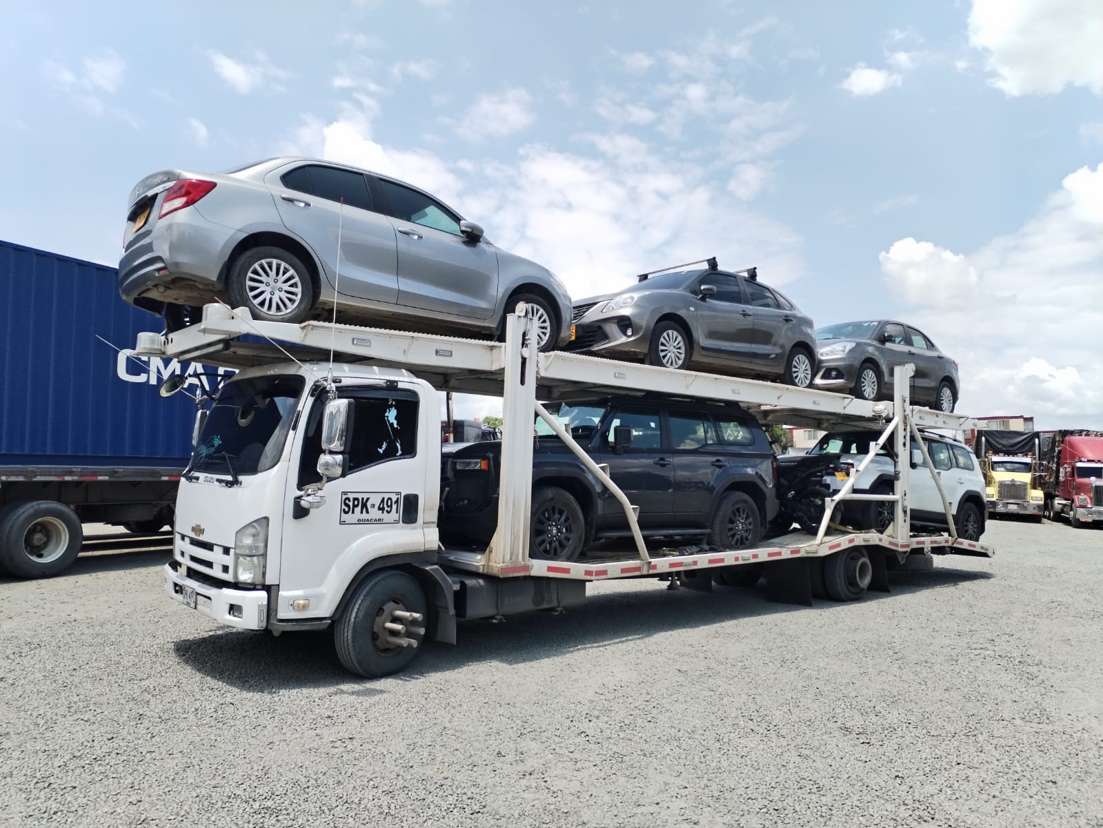 Camion transportador de vehiculos en ruta intermunicipal